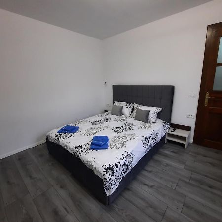 House Side By Side Apartment Brasov Bagian luar foto