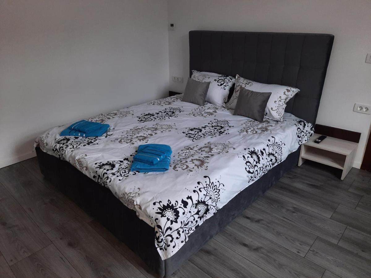 House Side By Side Apartment Brasov Bagian luar foto