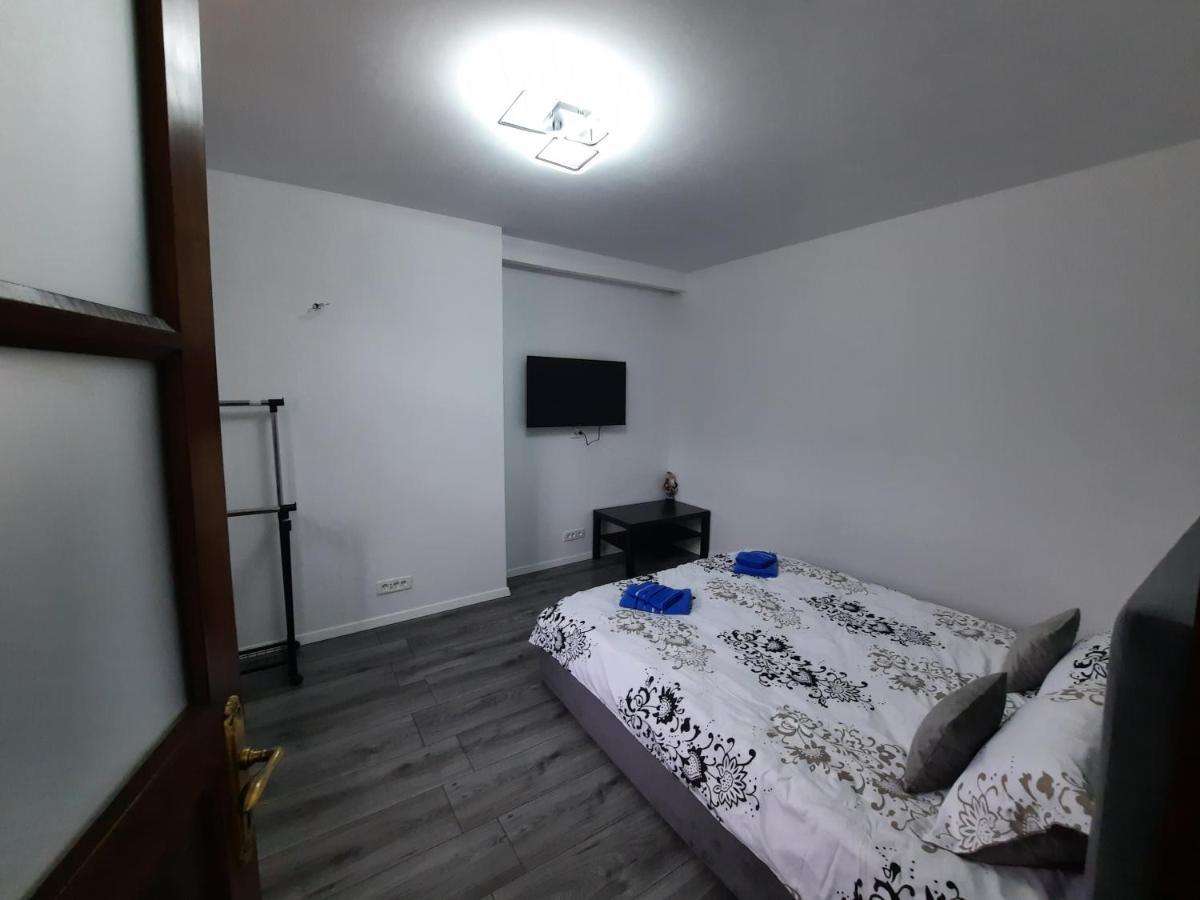 House Side By Side Apartment Brasov Bagian luar foto