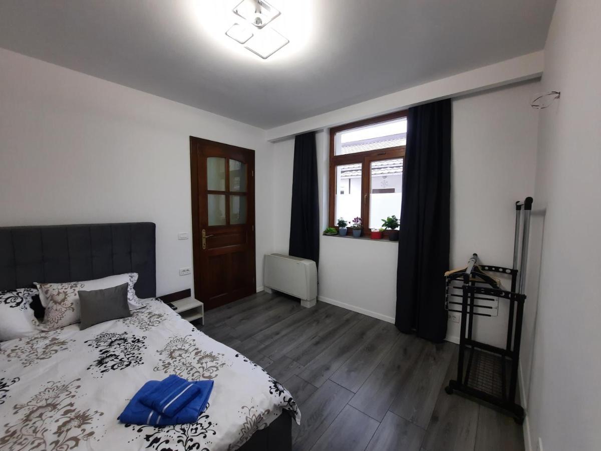 House Side By Side Apartment Brasov Bagian luar foto
