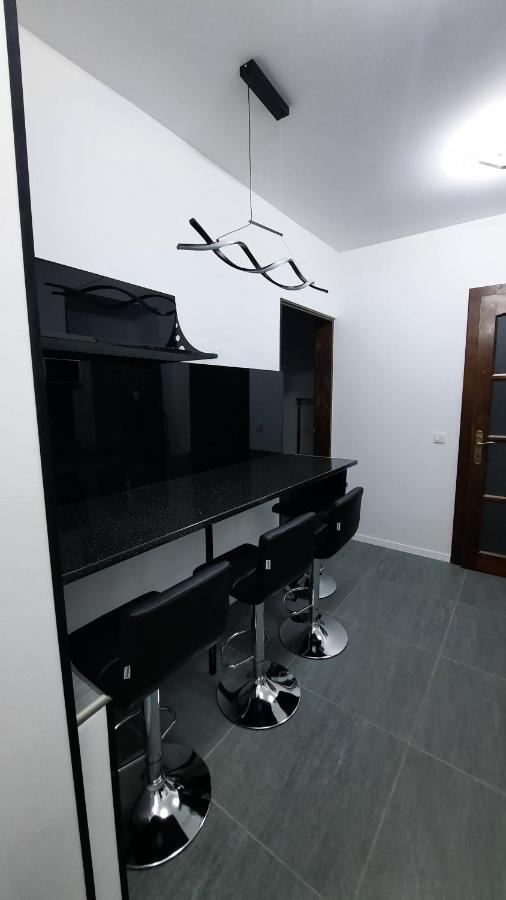 House Side By Side Apartment Brasov Bagian luar foto