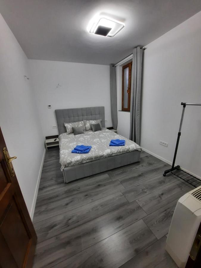 House Side By Side Apartment Brasov Bagian luar foto