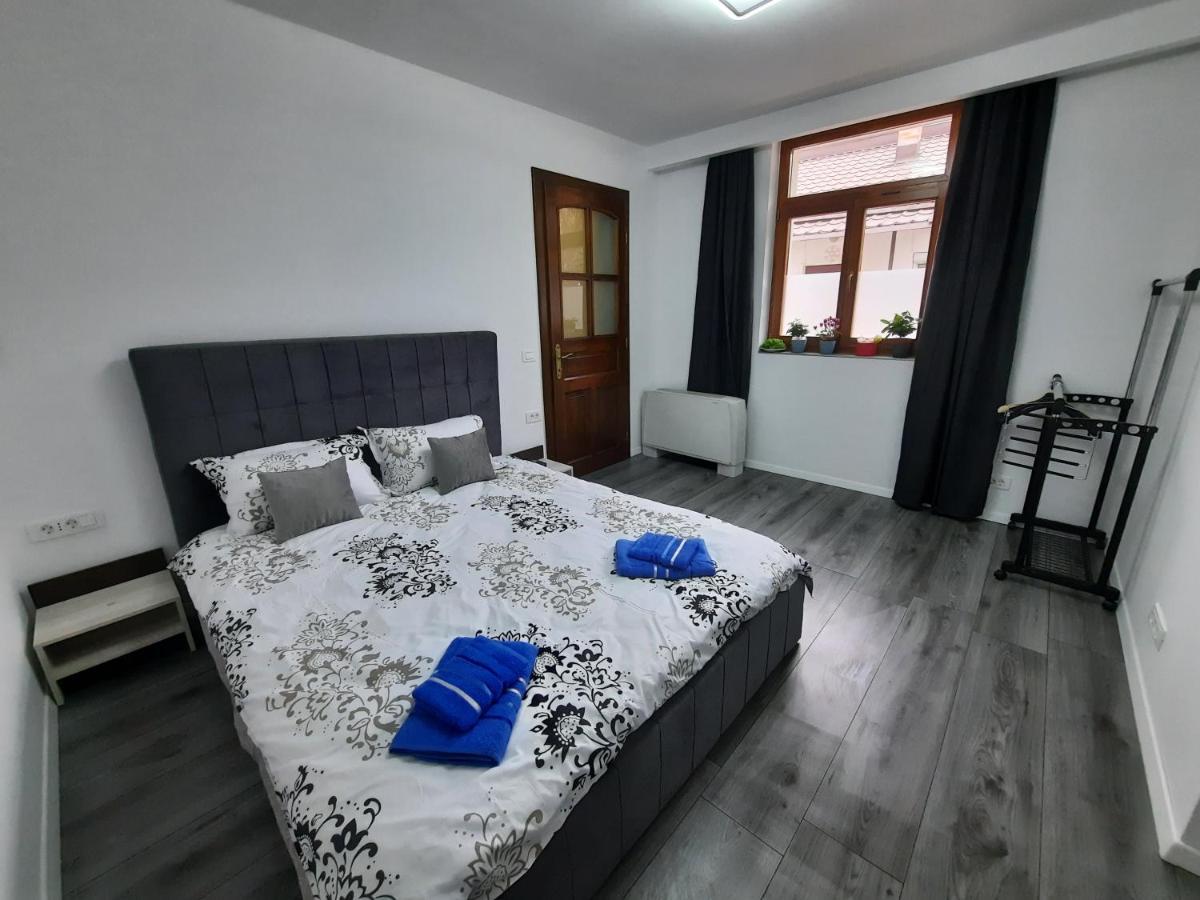 House Side By Side Apartment Brasov Bagian luar foto