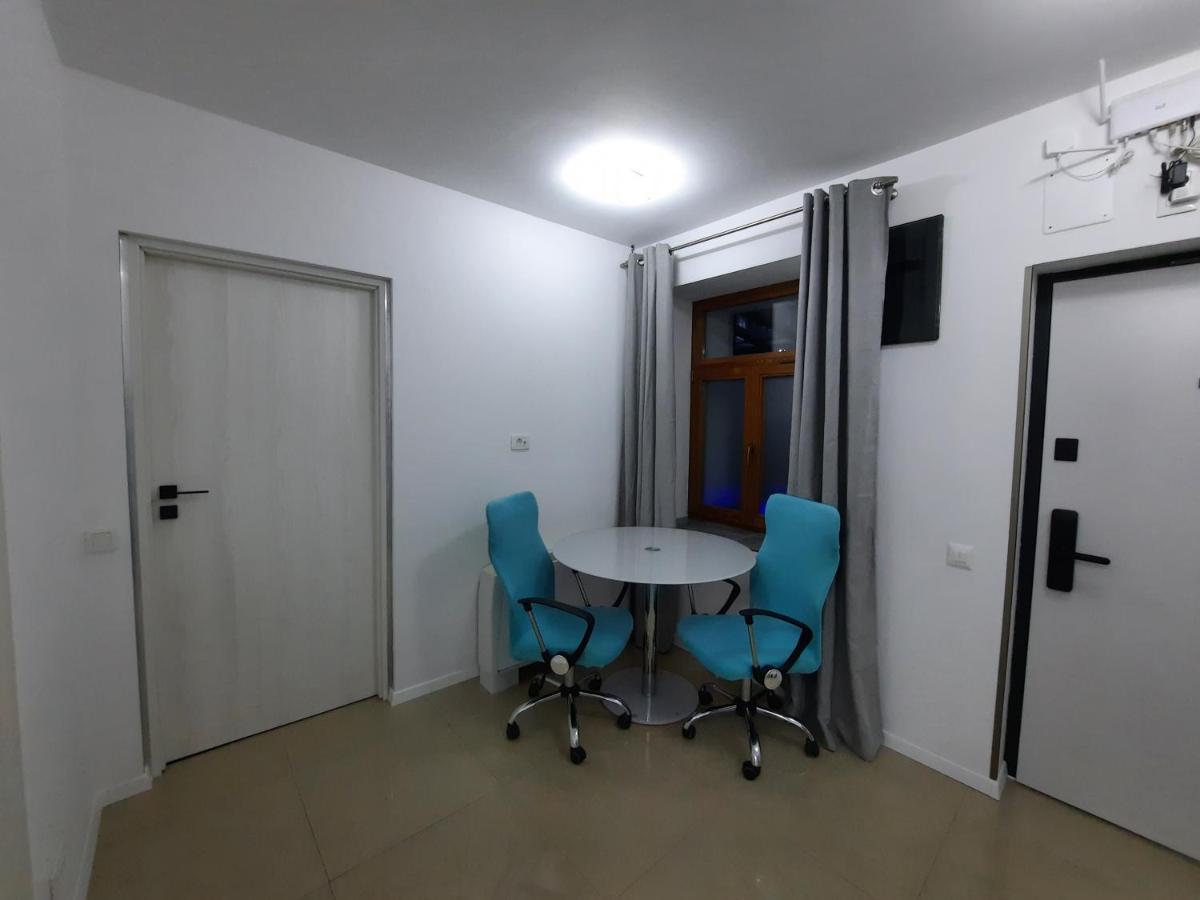 House Side By Side Apartment Brasov Bagian luar foto
